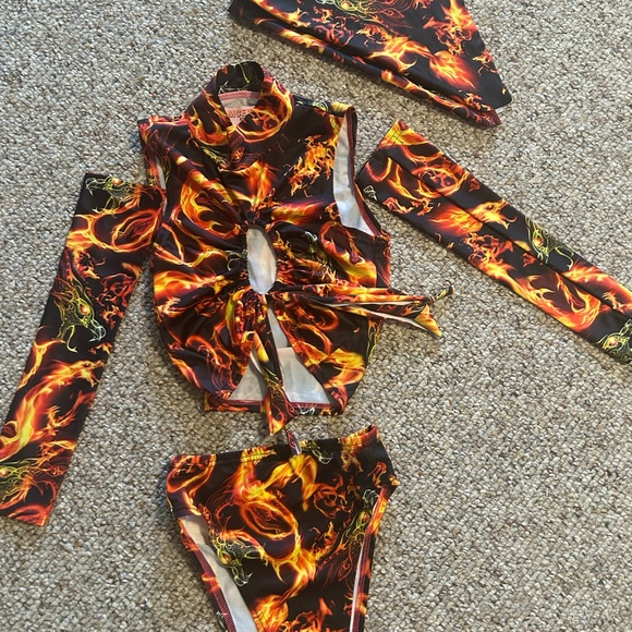 Flame Pattern Multi-Piece Set - Picture 3 of 5